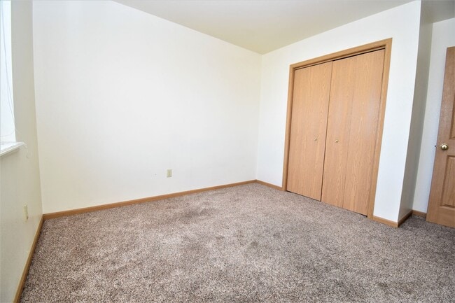 Building Photo - Townhouse style 2 bedroom 1.5 Bath with Attached Garage! Great Location!