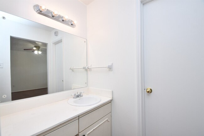 Building Photo - 10018 Knoboak Dr