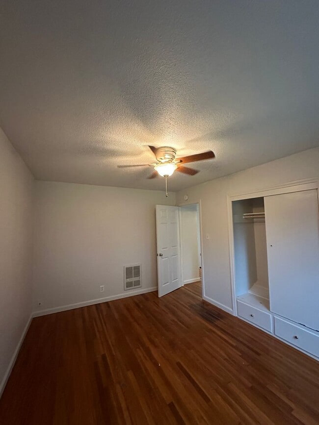 Building Photo - Updated & Charming 3 Bedroom Home with Fan...