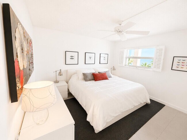 Building Photo - 1069 Hillsboro Mile