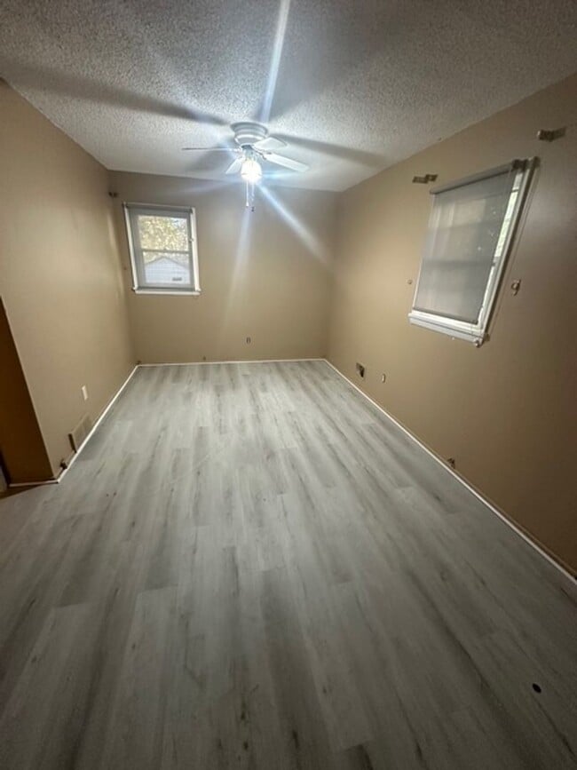 Building Photo - 254 Ernst St