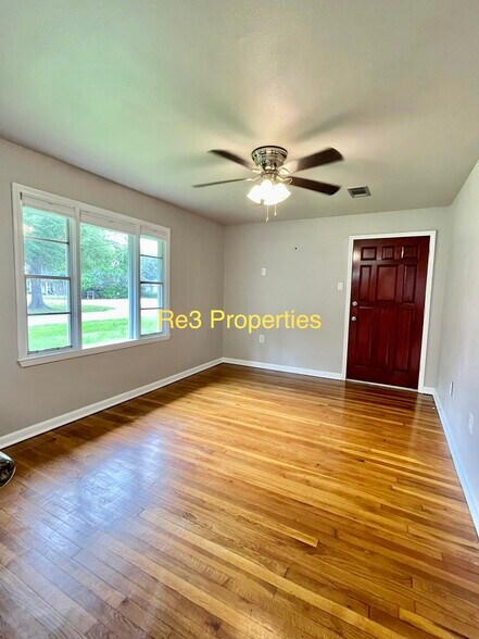 Living - 1409 W Church St