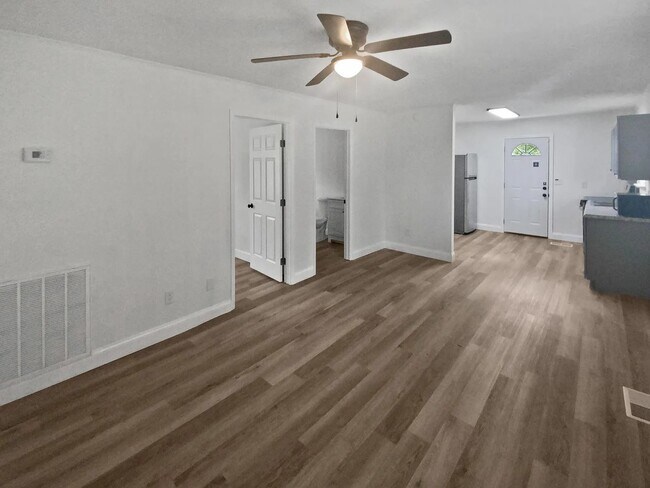 Building Photo - Small Cottage Home