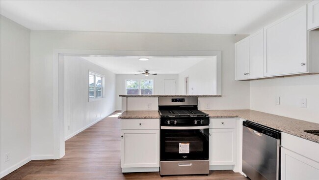 Building Photo - Newly remodeled 3 bedroom / 2 bath