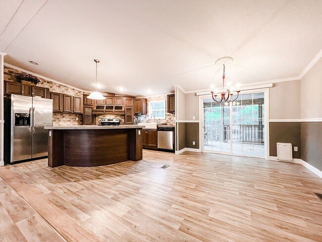 Building Photo - LOCATION! 5 mins from Carolina Beach bridg...