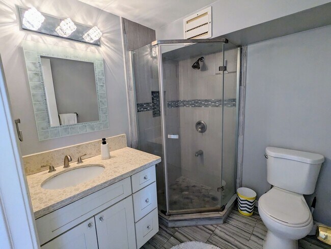 Building Photo - Island Colony 1-Bed 1-Bath, Sweeping Mount...
