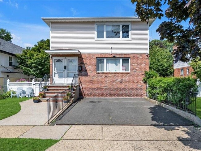 Primary Photo - 33 Graywood Rd