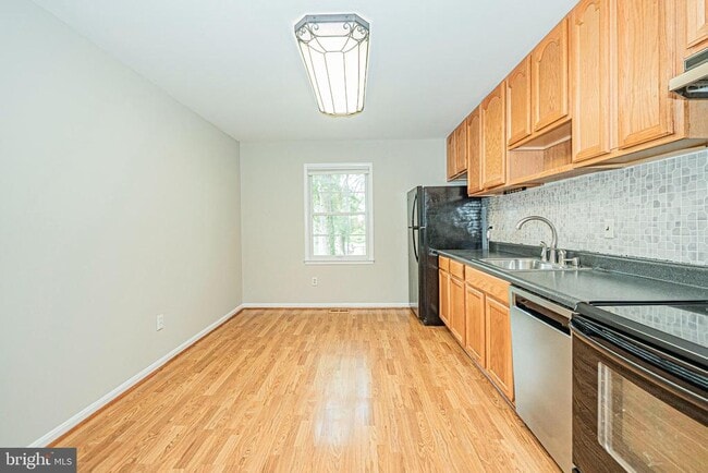 Building Photo - 29 Longmeadow Dr