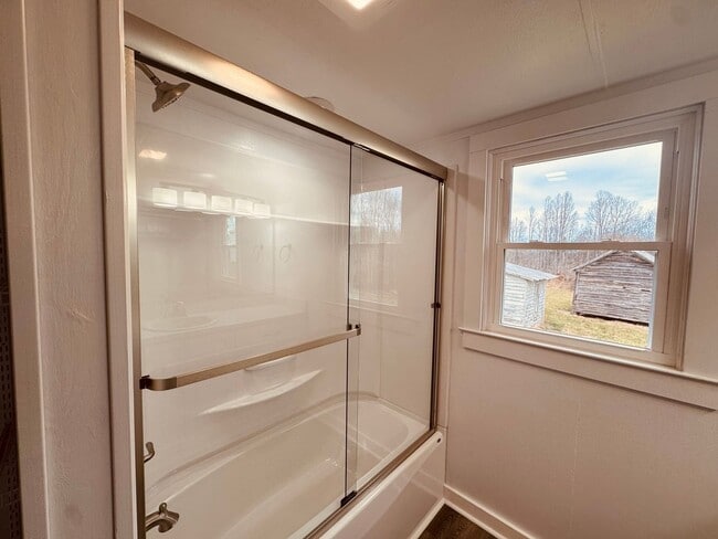 Building Photo - Adorable Home/Country setting