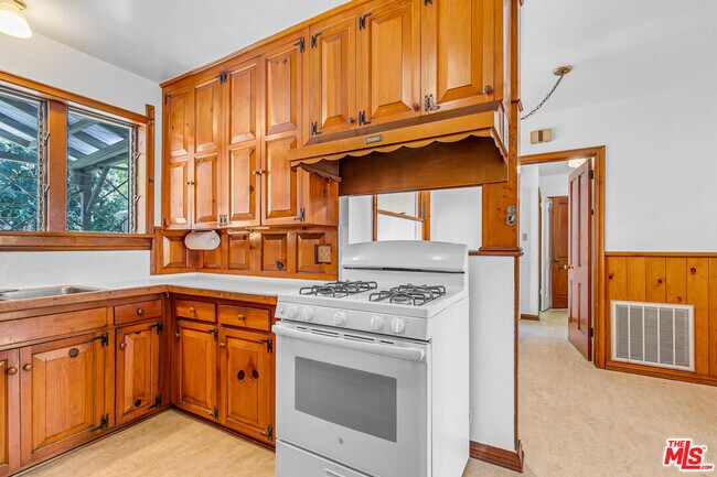 Building Photo - 15436 Camarillo St