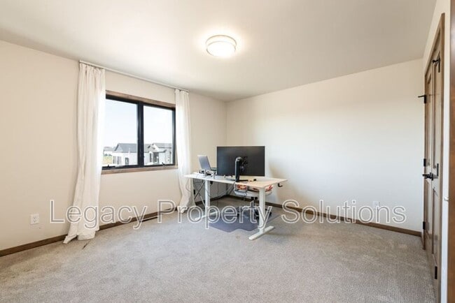 Building Photo - 527 Flint Dr