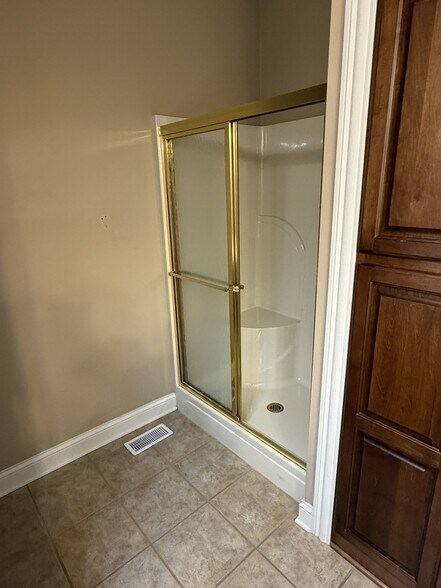 walk in shower in master bath - 4610 Arborgate Dr