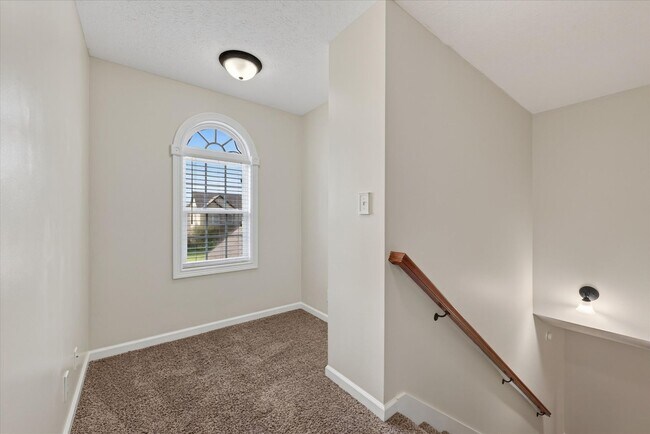Building Photo - 566 Falkland Cir