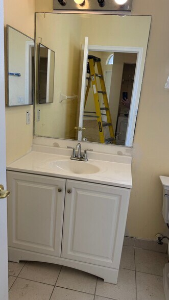 Building Photo - 6221 Spring Lake tr