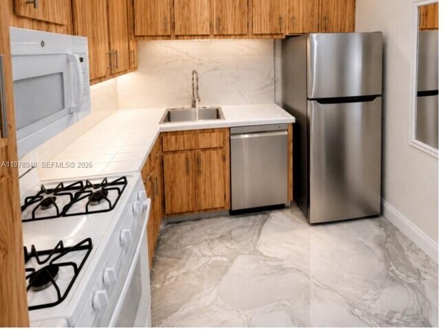 Building Photo - 2030 S Ocean Dr