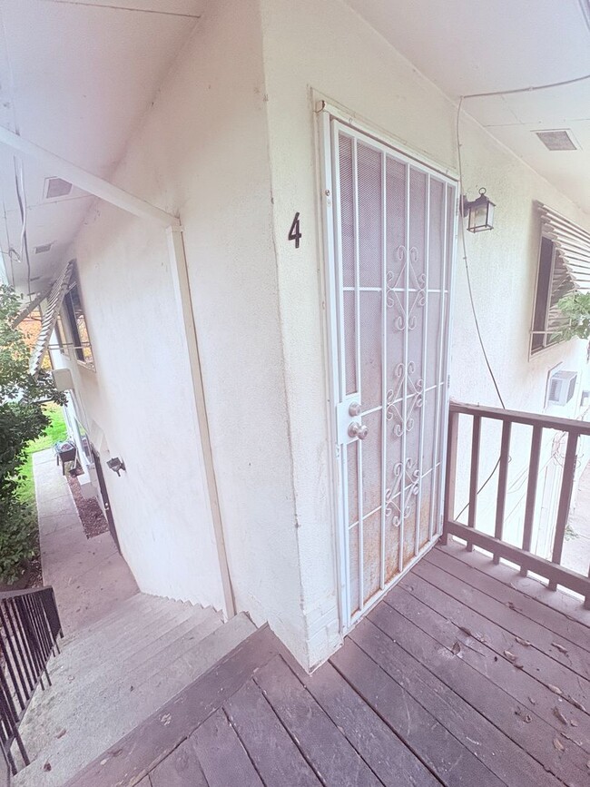 Building Photo - 904 Dornajo Way