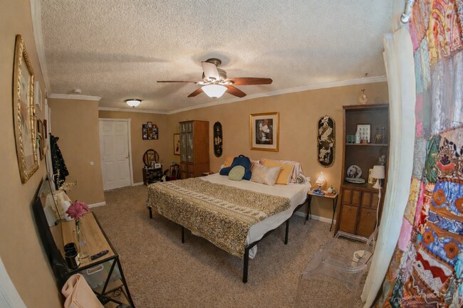 Building Photo - Fenced-in Yard + Finished Basement + Bonus Room/Office! Available July 3rd!