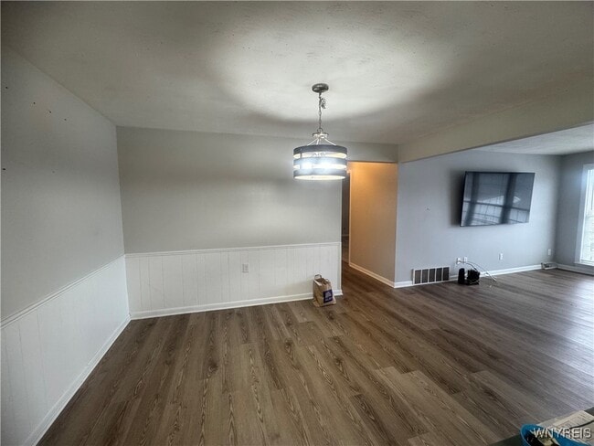 Building Photo - 95 Carriage Dr