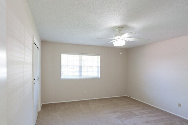 Building Photo - Beautiful home in Lake Park addition in Be...