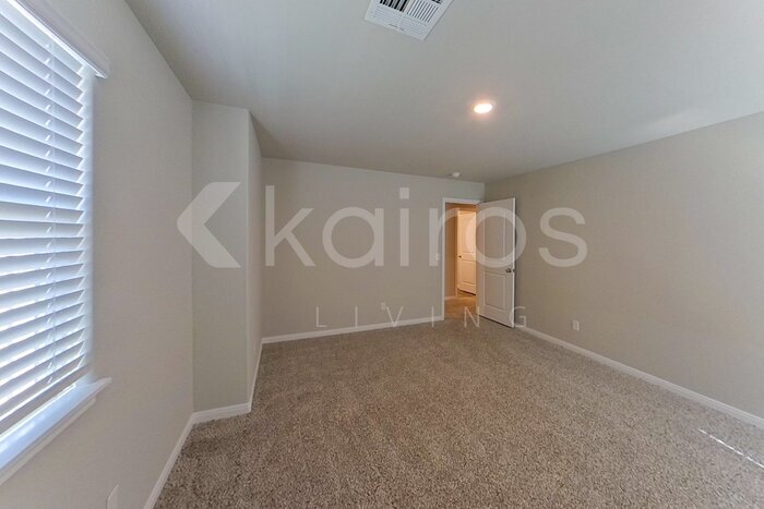 Building Photo - 712 St James Pl