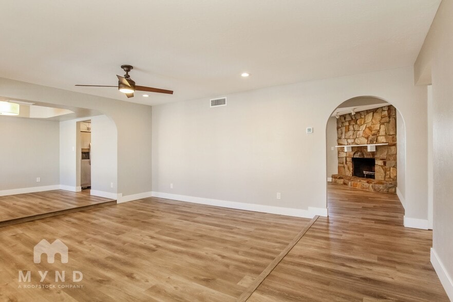 Building Photo - 7043 E Hearn Rd