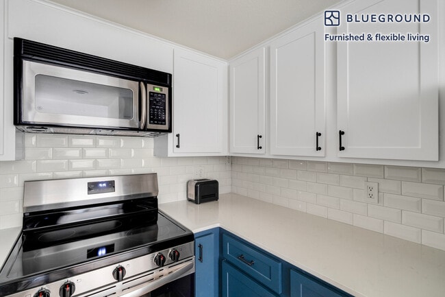 Building Photo - 201 E 4th St