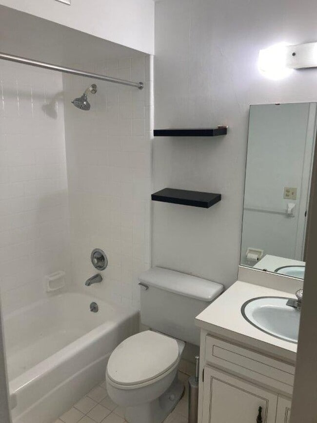 Building Photo - 3 Bedroom 2 Bathroom Condo at Palomar Plac...
