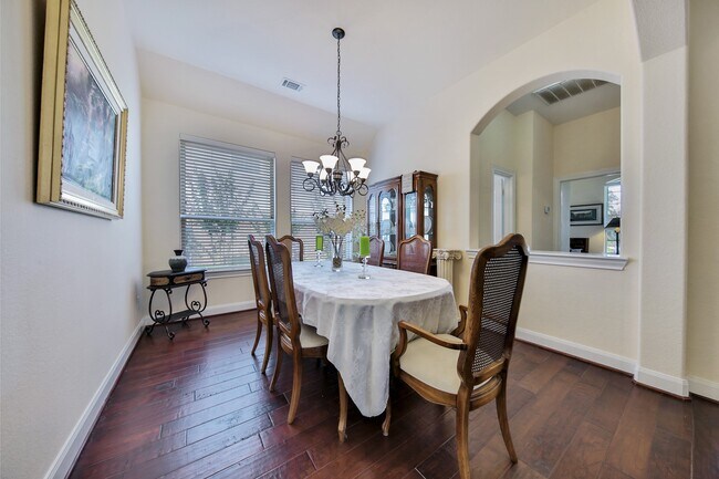 Building Photo - 102 Buck Trail Pl