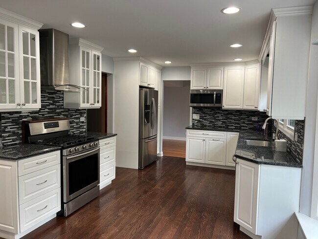 Building Photo - 926 W Aspen Dr