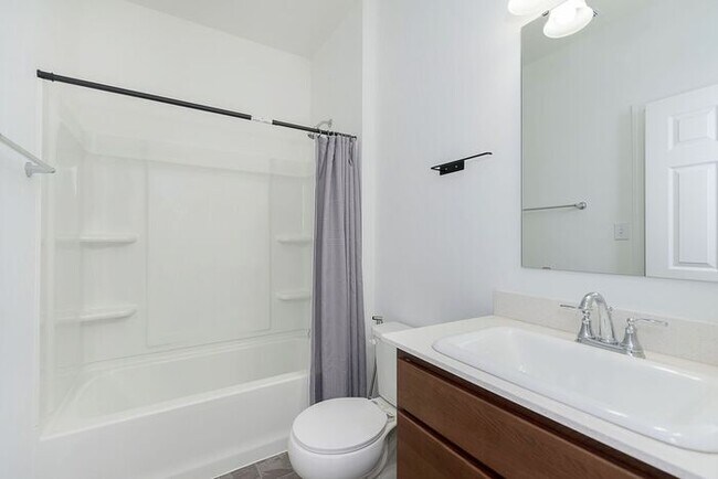 Building Photo - Awesome 5 Bedroom In Great McCordsville Lo...
