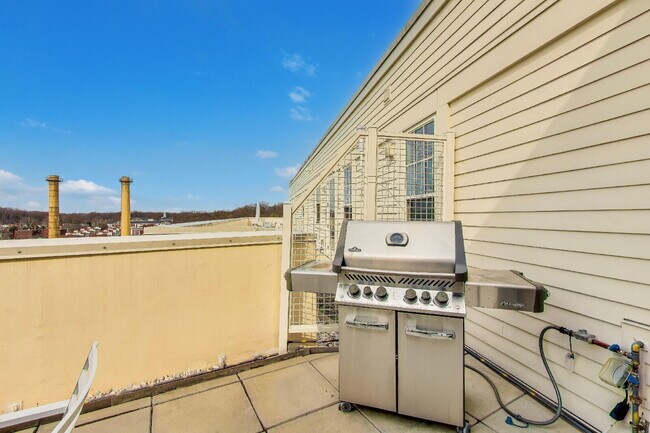 Building Photo - Luxury Living Awaits!