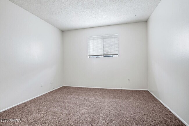 Building Photo - 13 E Desert Dr