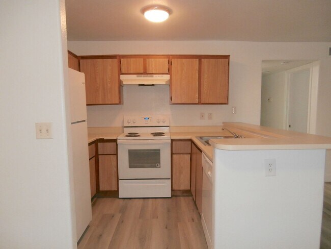 Building Photo - Pleasant 2 Bedroom 2 Bathroom Condo in Gated Community!