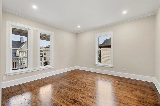 Building Photo - 10 King St