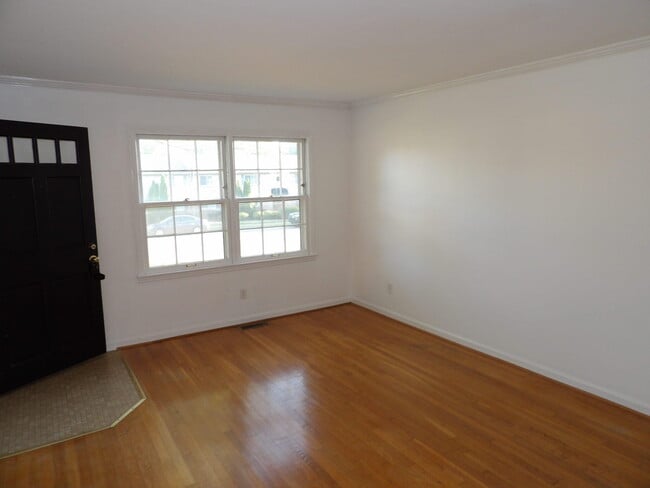 Building Photo - 837 Malabu Dr