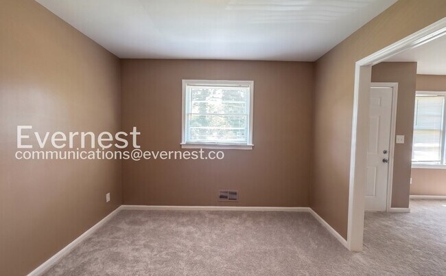 Building Photo - 4 Bed, 2 Bath Home with Fenced Yard / Available Now!
