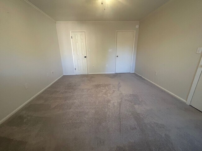 Building Photo - 5516 Lakeshore Dr