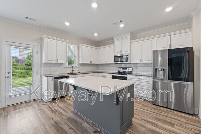 Building Photo - 585 Hampton Dr