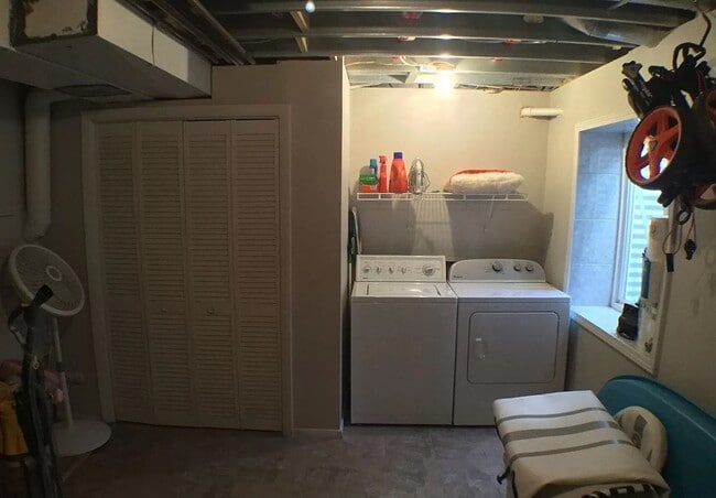 Building Photo - Beautiful townhome is Crown Point II!