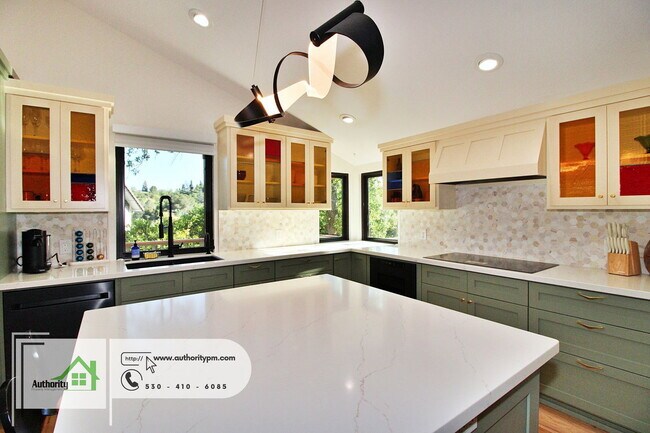 Building Photo - 3350 Mountain Oak Dr