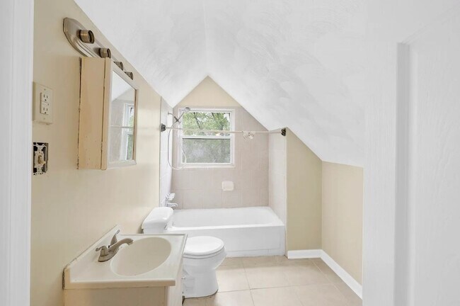 Building Photo - Spacious 5BR Home with Fenced Backyard in Norfolk