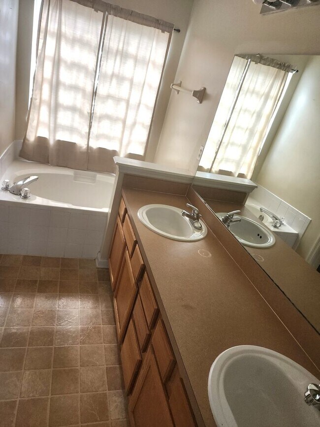 Building Photo - 4 Bedroom 2 Bath Brick and Stucco in desirable Silver Creek