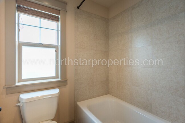 Building Photo - Charming SE Portland Craftsman