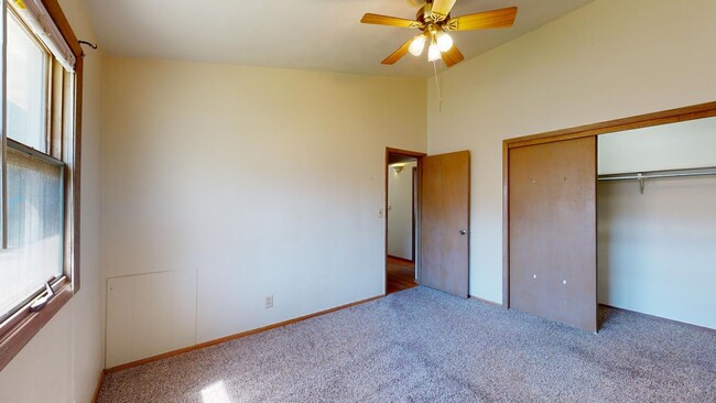 Building Photo - AVAILABLE AUGUST 1st! SPACIOUS 2 BEDROOM w...