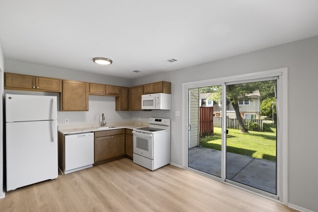 Building Photo - Renovated Hilltop Village Townhouse-Available 5/15/26