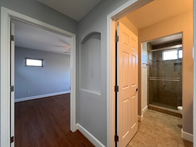 Building Photo - FANTASTIC 2 STORY HOME, 3 bedroom, 2.5 bat...