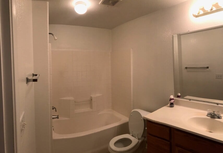 Guest bathroom - 2687 Calle de Mercado