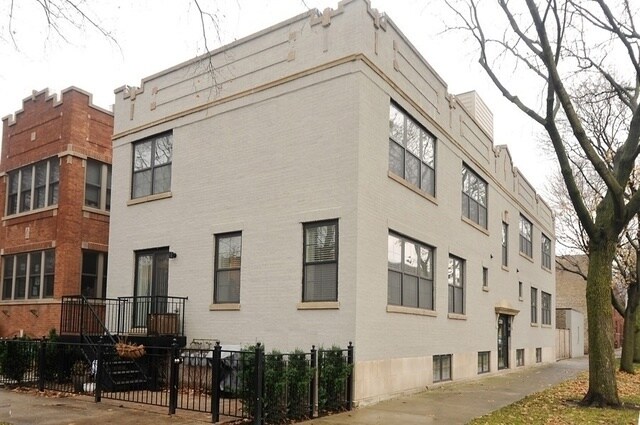 Primary Photo - 2305 W Waveland Ave