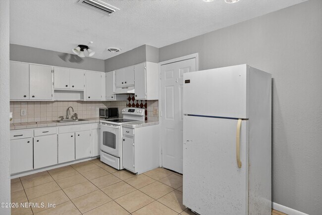 Building Photo - 4030 Leonard Cir E