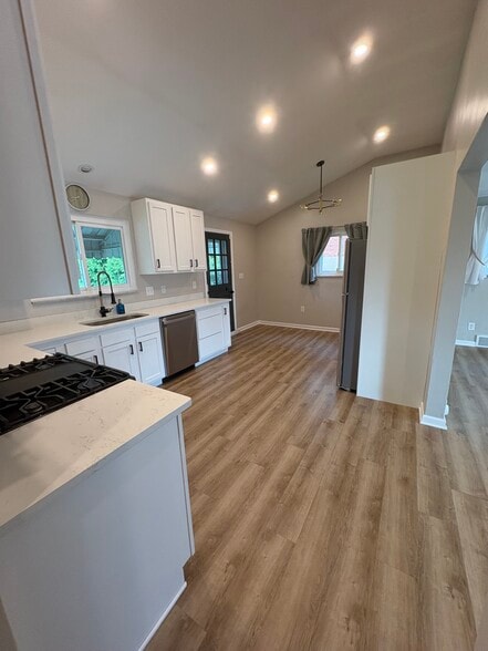 Building Photo - 1624 Sillview Dr